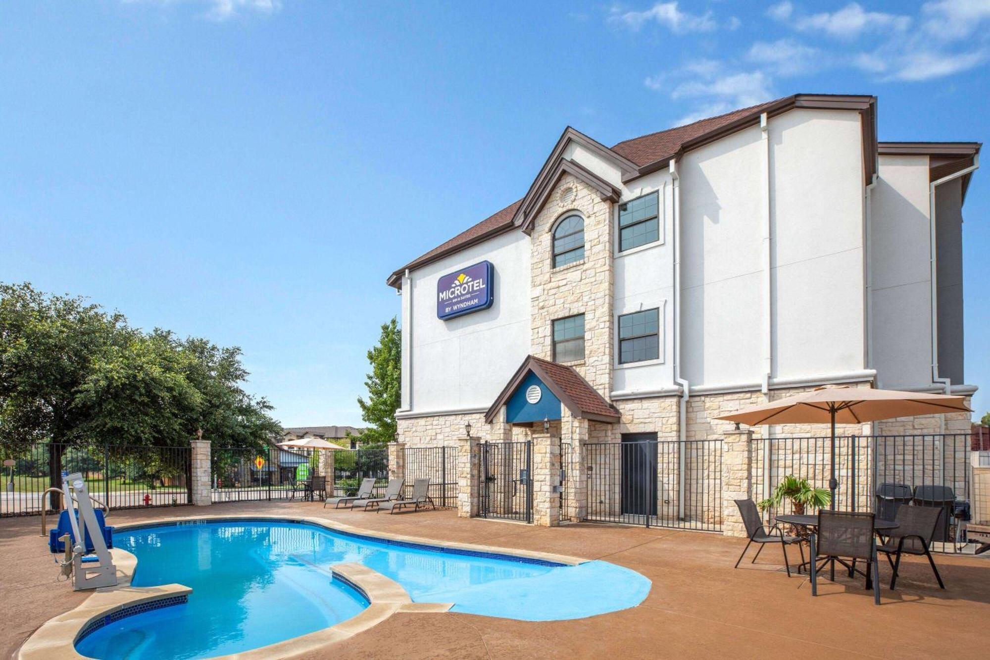 Microtel Inn & Suites By Wyndham Buda Austin South מראה חיצוני תמונה